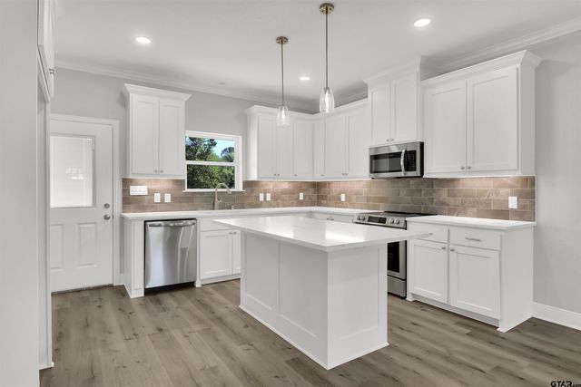 614 N COMMERCE, Overton, TX 75684