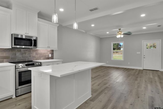 614 N COMMERCE, Overton, TX 75684