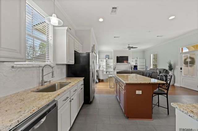 7246 Marshall Bond Dr, Zachary, LA 70791