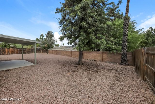 7828 N Roundstone Drive, Tucson, AZ 85741
