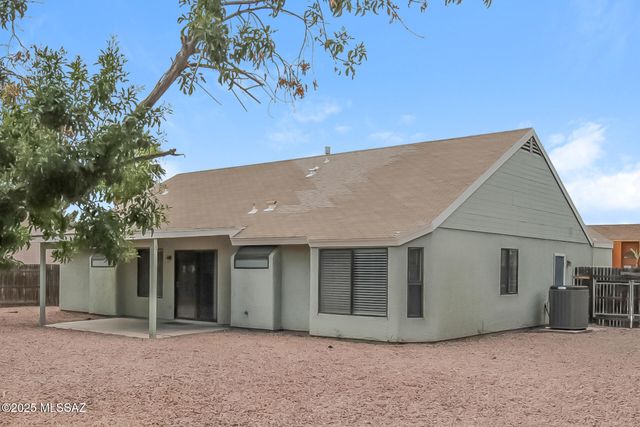 7828 N Roundstone Drive, Tucson, AZ 85741