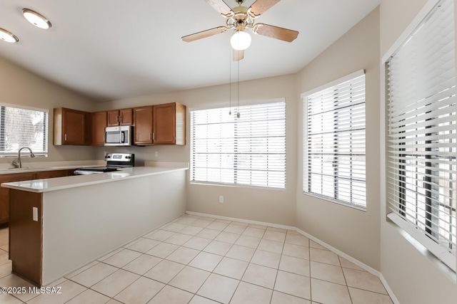 7828 N Roundstone Drive, Tucson, AZ 85741