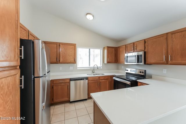 7828 N Roundstone Drive, Tucson, AZ 85741