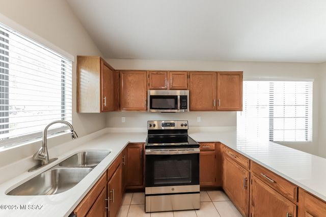 7828 N Roundstone Drive, Tucson, AZ 85741