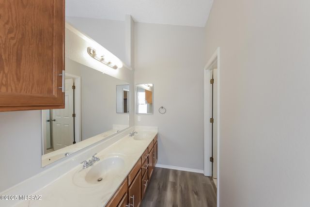 7828 N Roundstone Drive, Tucson, AZ 85741