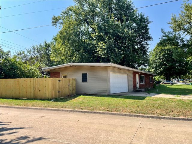 811 N Kansas Street, Springdale, AR 72764