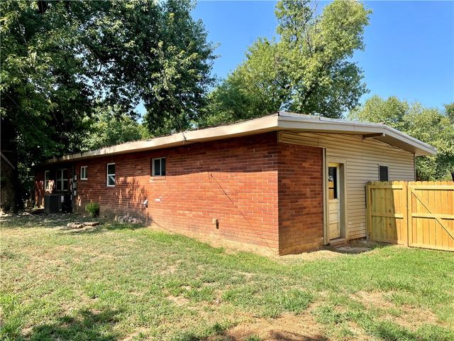 811 N Kansas Street, Springdale, AR 72764