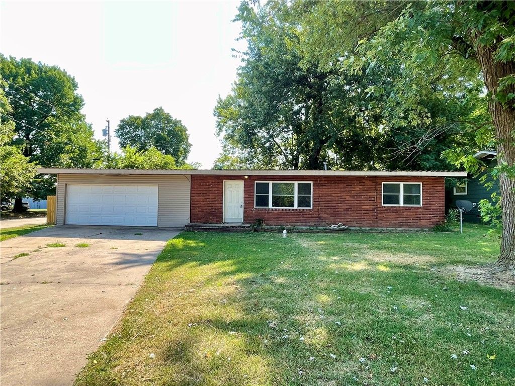 811 N Kansas Street, Springdale, AR 72764