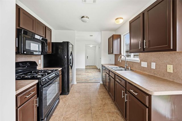 8426 Bay Run Avenue, Baytown, TX 77521
