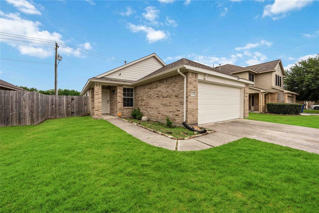8426 Bay Run Avenue, Baytown, TX 77521