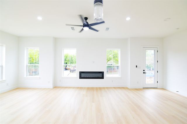 302 E 7th Street B, Dallas, TX 75203