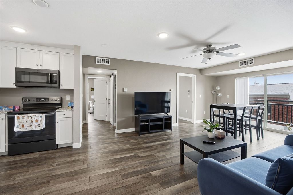 332 S Linn Street 414, Iowa City, IA 52240