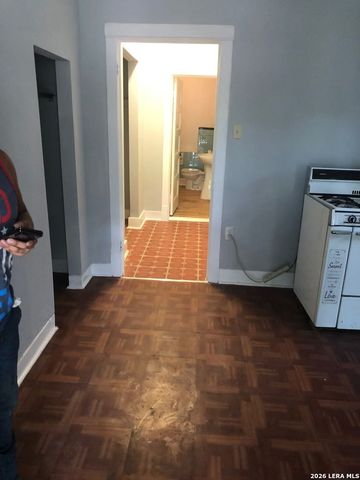 809 Kayton, San Antonio, TX 78210