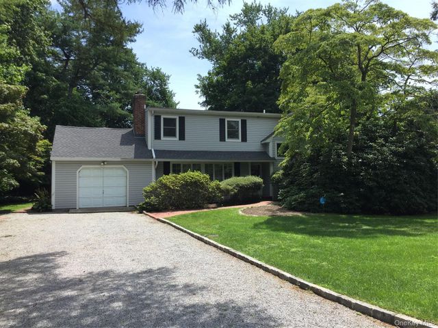 8 Maria Court, Huntington Station, NY 11746