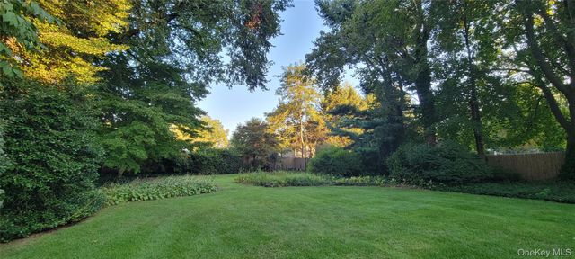 8 Maria Court, Huntington Station, NY 11746