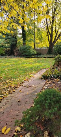 8 Maria Court, Huntington Station, NY 11746