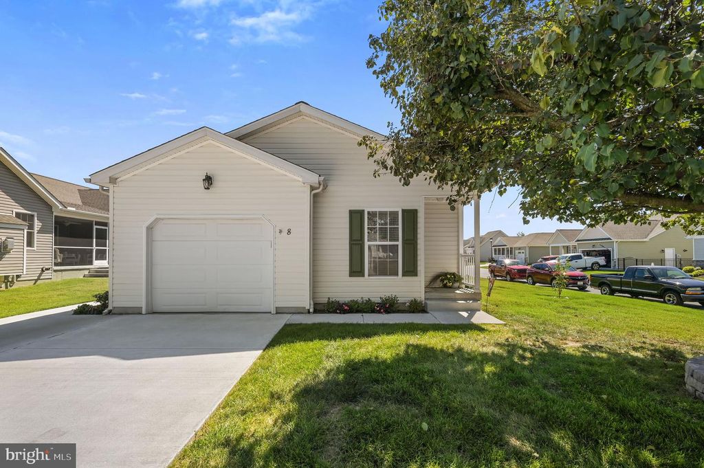 8 PLATINUM DR, Dover, DE 19901