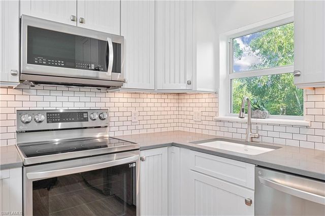 6941 Hunters RD, Naples, FL 34109