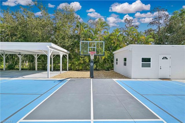 6941 Hunters RD, Naples, FL 34109