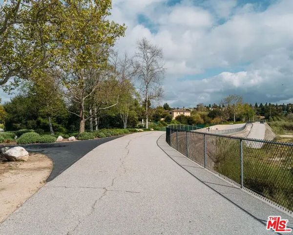 2008 Las Estrellas Court, Camarillo, CA 93012