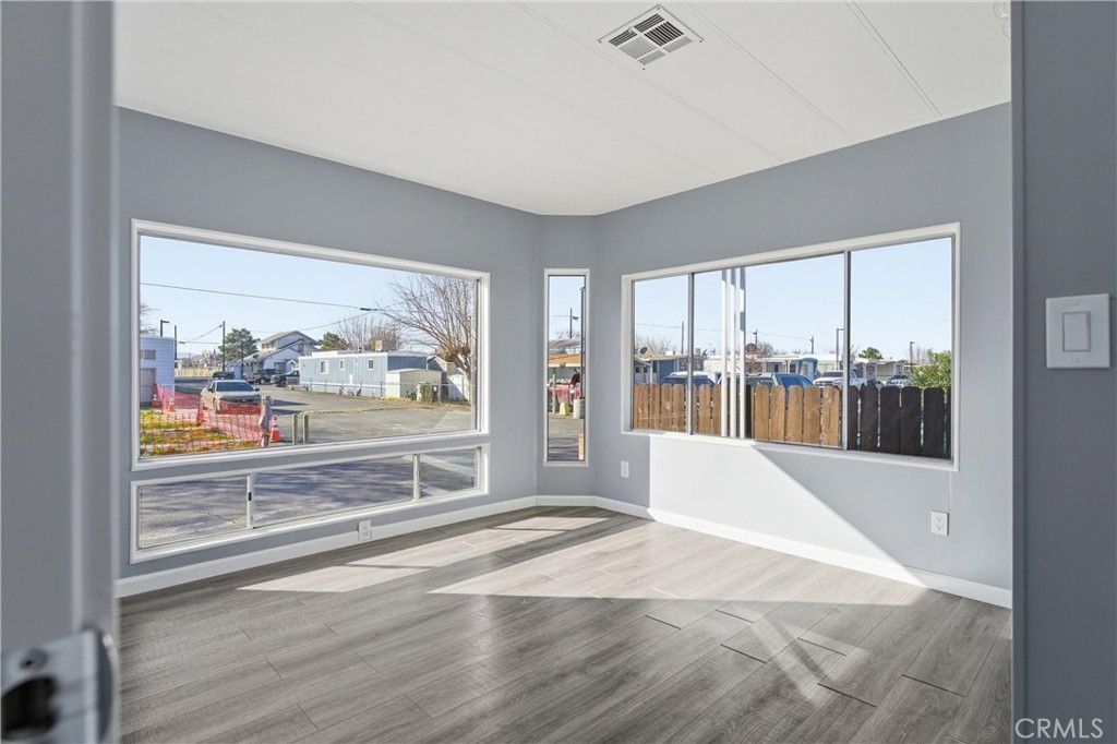 Image 12 of property listing at 3157 E Avenue I F11, Lancaster, CA 93535