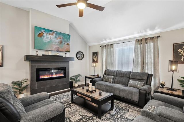 1000 NW Crestwood Drive, Grain Valley, MO 64029