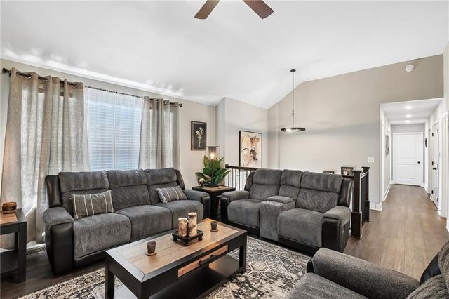 1000 NW Crestwood Drive, Grain Valley, MO 64029