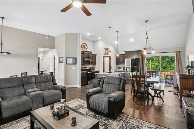 1000 NW Crestwood Drive, Grain Valley, MO 64029