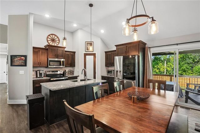 1000 NW Crestwood Drive, Grain Valley, MO 64029