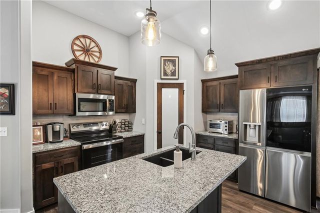1000 NW Crestwood Drive, Grain Valley, MO 64029