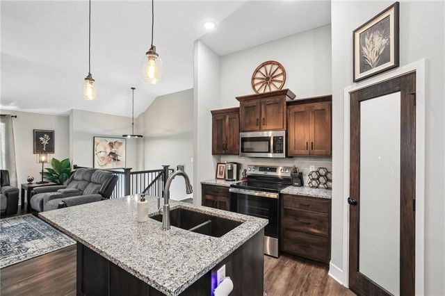 1000 NW Crestwood Drive, Grain Valley, MO 64029