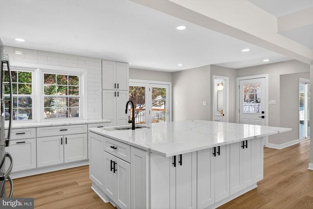 8612 COTTAGE ST SW, Vienna, VA 22180