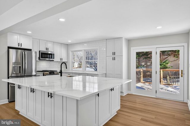 8612 COTTAGE ST SW, Vienna, VA 22180