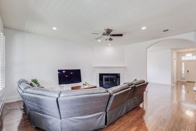 9718 Wolf Creek Drive, Irving, TX 75063