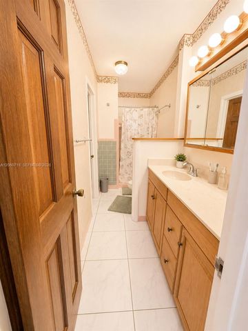 9395 Nassau Dr, Cutler Bay, FL 33189