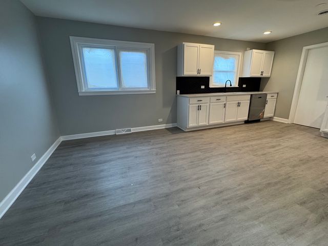 5735 W 80th Street, Burbank, IL 60459