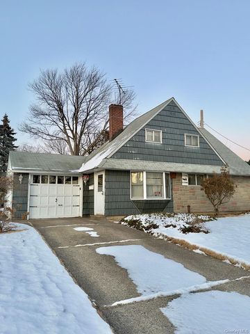 107 Ball Park Lane, Hicksville, NY 11801