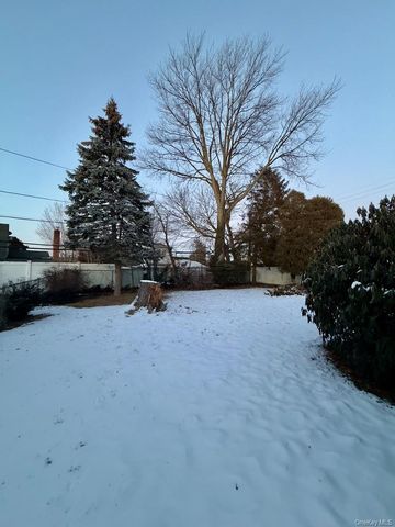 107 Ball Park Lane, Hicksville, NY 11801