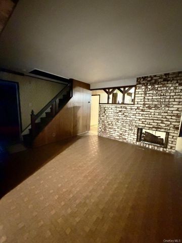 107 Ball Park Lane, Hicksville, NY 11801