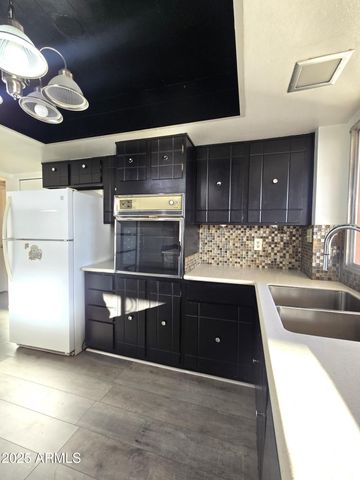 4711 W NORTHERN Avenue, Glendale, AZ 85301