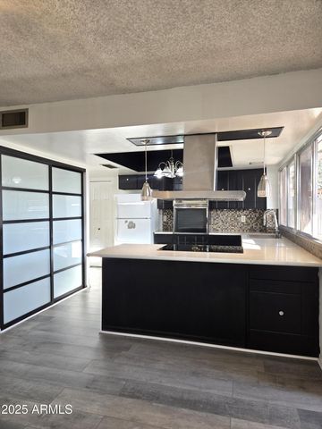 4711 W NORTHERN Avenue, Glendale, AZ 85301