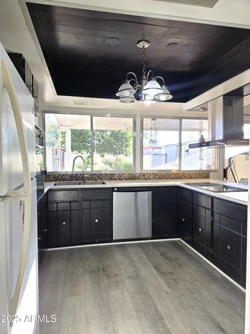 4711 W NORTHERN Avenue, Glendale, AZ 85301