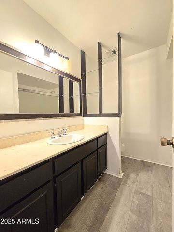 4711 W NORTHERN Avenue, Glendale, AZ 85301