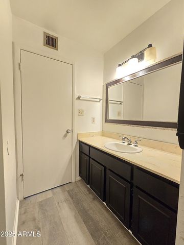 4711 W NORTHERN Avenue, Glendale, AZ 85301