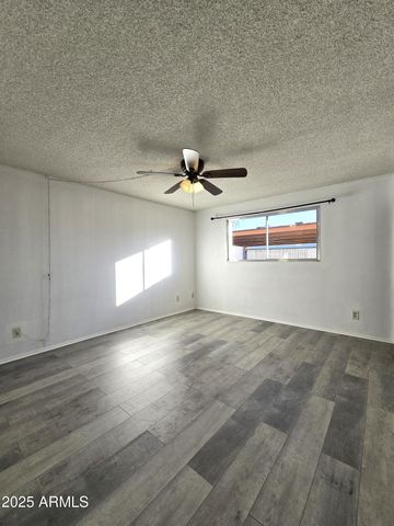 4711 W NORTHERN Avenue, Glendale, AZ 85301