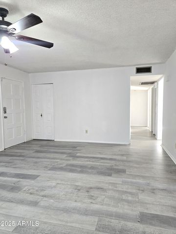 4711 W NORTHERN Avenue, Glendale, AZ 85301