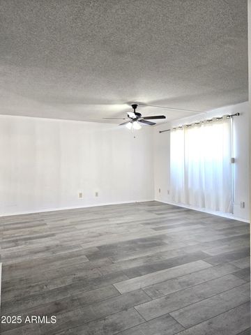 4711 W NORTHERN Avenue, Glendale, AZ 85301