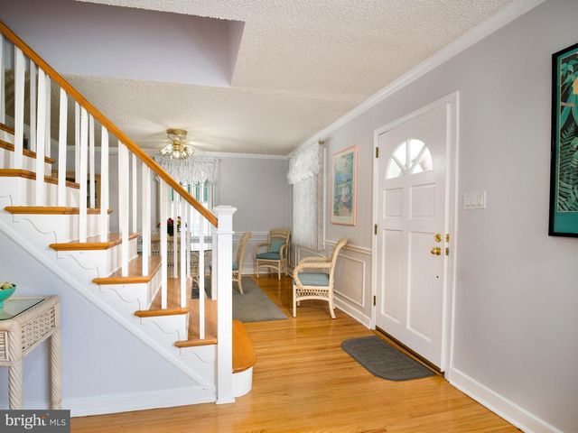 18 WALNUT HILL LN, Havertown, PA 19083