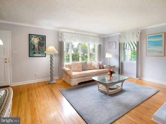 18 WALNUT HILL LN, Havertown, PA 19083