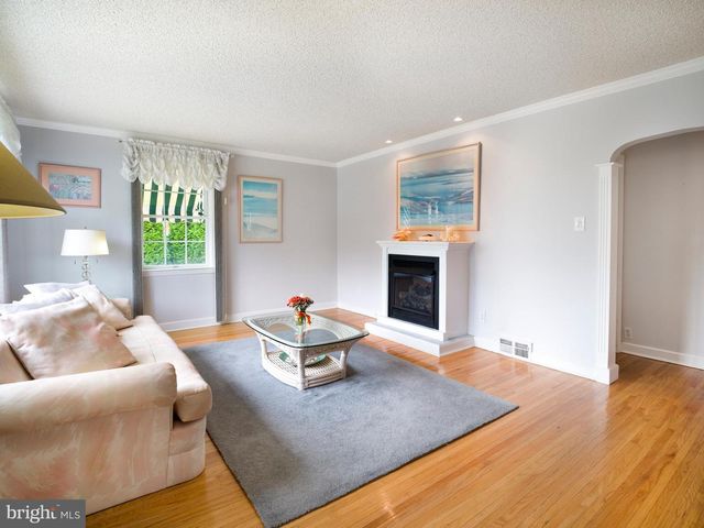 18 WALNUT HILL LN, Havertown, PA 19083